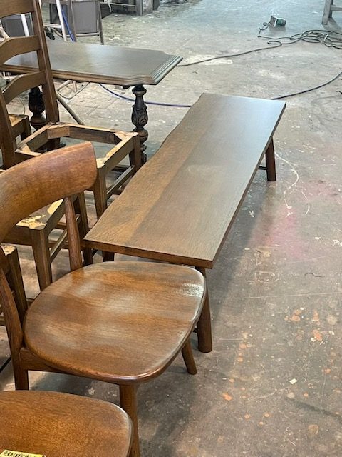 椅子とベンチの再塗装後の写真